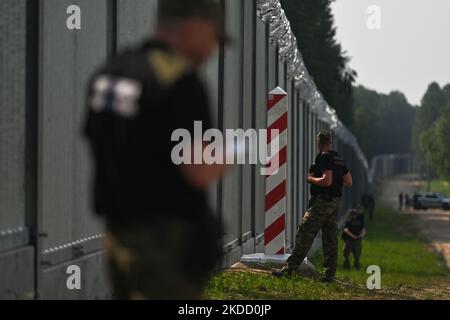 Une vue générale de la barrière frontalière et des gardes-frontières à la frontière biélorusse près du village de Nowodziel. Le Premier ministre Mateusz Morawiecki est apparu à la frontière entre la Pologne et le Bélarus, à la clôture de la frontière, que le gouvernement polonais a appelée « barrière physique ». Il a participé à la remise de cette structure en acier et en béton à la Garde frontalière, par l'entrepreneur du projet, les sociétés Budimex, Unibep et Budrex. La barrière frontalière à la frontière entre la Pologne et le Bélarus a été construite avec 50 000 tonnes d'acier. Il mesure 5,5 mètres de haut, surmonté d'un fil de rasoir et s'étire pour 186 Banque D'Images