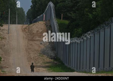 Vue générale de la nouvelle clôture de bordure. Le Premier ministre Mateusz Morawiecki est apparu à la frontière entre la Pologne et le Bélarus, au mur de la frontière, que le gouvernement polonais a appelé une « barrière physique ». Il a participé à la remise de cette structure en acier et en béton à la Garde frontalière, par l'entrepreneur du projet, les sociétés Budimex, Unibep et Budrex. Le mur frontalier de la frontière entre la Pologne et le Bélarus a été construit avec 50 000 tonnes d'acier. Elle mesure 5,5 mètres de haut, surmontée d'un fil de rasoir et s'étend sur 186,25 km. Jeudi, 30 juin 2022, à Nowodziel, près de Kuznica, Podlaskie Voivod Banque D'Images