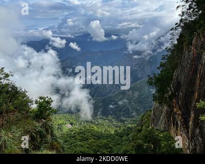 Vue magnifique sur le paysage montagneux près des grottes de Guna (cuisine du Devils) à Kodaikanal, Tamil Nadu, en Inde, sur 16 mai 2022. Guna Caves est une série de grottes et de cavernes, ainsi qu'un lieu de visite célèbre pour ses 3 rochers de type pilier. Devils Kitchen est le nom original de ce lieu, mais à la suite du film à succès Kamal Hassan intitulé Guna (qui a été filmé dans ces grottes), ils sont maintenant connus comme les Grottes de Guna par les touristes indiens. 13 personnes sont mortes en essayant d'entrer dans les grottes. (Photo de Creative Touch Imaging Ltd./NurPhoto) Banque D'Images