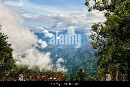 Vue magnifique sur le paysage montagneux près des grottes de Guna (cuisine du Devils) à Kodaikanal, Tamil Nadu, en Inde, sur 16 mai 2022. Guna Caves est une série de grottes et de cavernes, ainsi qu'un lieu de visite célèbre pour ses 3 rochers de type pilier. Devils Kitchen est le nom original de ce lieu, mais à la suite du film à succès Kamal Hassan intitulé Guna (qui a été filmé dans ces grottes), ils sont maintenant connus comme les Grottes de Guna par les touristes indiens. 13 personnes sont mortes en essayant d'entrer dans les grottes. (Photo de Creative Touch Imaging Ltd./NurPhoto) Banque D'Images