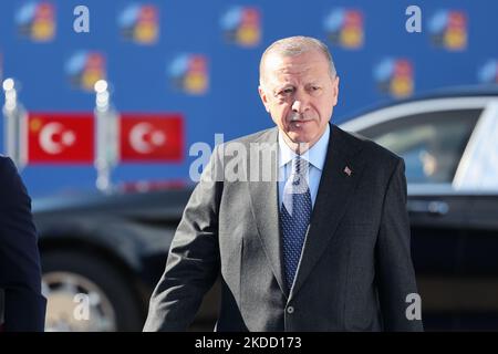 Le Président de la République du Turkiye Recep Tayyip Erdogan arrive sur place le dernier jour du Sommet de l'OTAN à Madrid (Espagne) sur le 30 juin 2022. (Photo de Jakub Porzycki/NurPhoto) Banque D'Images