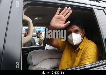 Sajith Premadasa, le chef de l'opposition sri-lankaise, reconnaît à ses partisans après avoir assisté à une manifestation demandant au président sri-lankais Gotabaya Rajapaksa de démissionner à Colombo, au Sri Lanka. 30 juin 2022. (Photo de Thharaka Basnayaka/NurPhoto) Banque D'Images