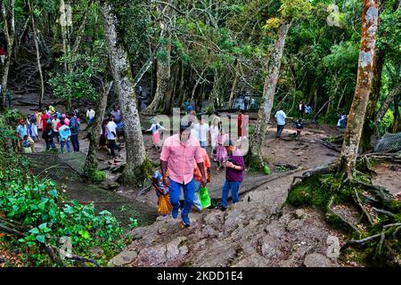 Les touristes indiens traversent la forêt menant aux grottes de Guna (cuisine du Devils) à Kodaikanal, Tamil Nadu, Inde, sur 16 mai 2022. Guna Caves est une série de grottes et de cavernes, ainsi qu'un lieu de visite célèbre pour ses 3 rochers de type pilier. Devils Kitchen est le nom original de ce lieu, mais à la suite du film à succès Kamal Hassan intitulé Guna (qui a été filmé dans ces grottes), ils sont maintenant connus comme les Grottes de Guna par les touristes indiens. 13 personnes sont mortes en essayant d'entrer dans les grottes. (Photo de Creative Touch Imaging Ltd./NurPhoto) Banque D'Images