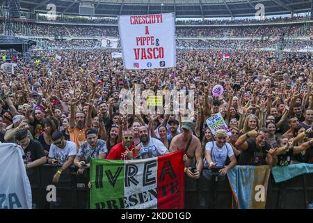 Fans de Vasco Rossi pendant la visite en direct de Vasco 2022 sur 30 juin 2022 au stade olympique de la Grande Torino. (Photo par Massimiliano Ferraro/NurPhoto) Banque D'Images