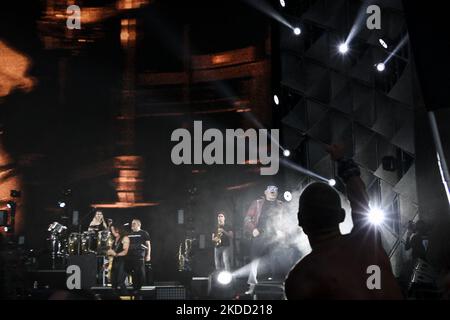 Vasco Rossi se produit sur scène lors de la visite en direct de Vasco sur 30 juin 2022 au Stadio Olimpico Grande Torino à Turin, Piémont, Italie. (Photo de Matteo Bottanelli/NurPhoto) Banque D'Images