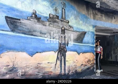 La murale avec le timbre-poste ukrainien emblématique d'un soldat ukrainien qui fait la gestuelle avec un navire de guerre russe au large de l'île de Snake est vue sur le mur à Kiev, Ukraine, 01 juillet 2022 (photo de Maxym Marusenko/NurPhoto) Banque D'Images