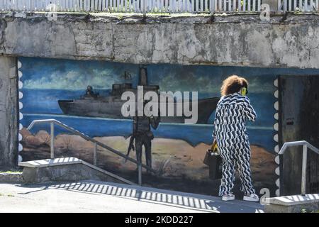 La murale avec le timbre-poste ukrainien emblématique d'un soldat ukrainien qui fait la gestuelle avec un navire de guerre russe au large de l'île de Snake est vue sur le mur à Kiev, Ukraine, 01 juillet 2022 (photo de Maxym Marusenko/NurPhoto) Banque D'Images