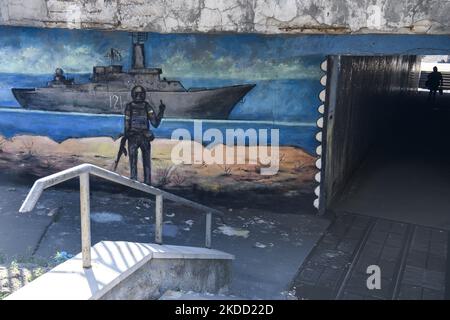 La murale avec le timbre-poste ukrainien emblématique d'un soldat ukrainien qui fait la gestuelle avec un navire de guerre russe au large de l'île de Snake est vue sur le mur à Kiev, Ukraine, 01 juillet 2022 (photo de Maxym Marusenko/NurPhoto) Banque D'Images