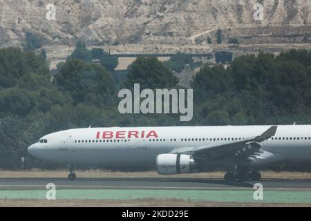 L'avion des compagnies aériennes Iberia est vu à l'aéroport de Barajas à Madrid sur 1 juillet 2022. (Photo de Jakub Porzycki/NurPhoto) Banque D'Images