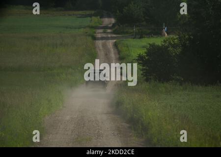 L'une des nombreuses routes en gravier menant à la frontière entre la Pologne et le Bélarus. Le Premier ministre Mateusz Morawiecki est apparu à la frontière entre la Pologne et le Bélarus, au mur de la frontière, que le gouvernement polonais a appelé une « barrière physique ». Il a participé à la remise de cette structure en acier et en béton à la Garde frontalière, par l'entrepreneur du projet, les sociétés Budimex, Unibep et Budrex. Le mur frontalier de la frontière entre la Pologne et le Bélarus a été construit avec 50 000 tonnes d'acier. Elle mesure 5,5 mètres de haut, surmontée d'un fil de rasoir et s'étend sur 186,25 km. Jeudi, 30 juin 2022, à Nowodziel Banque D'Images