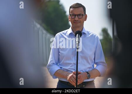 Le Premier ministre polonais, Mateusz Morawiecki, s'adresse aux médias près de la nouvelle barrière à la frontière entre la Pologne et le Bélarus, près du village de Nowdziel. Le Premier ministre Mateusz Morawiecki est apparu à la frontière entre la Pologne et le Bélarus, au mur de la frontière, que le gouvernement polonais a appelé une « barrière physique ». Il a participé à la remise de cette structure en acier et en béton à la Garde frontalière, par l'entrepreneur du projet, les sociétés Budimex, Unibep et Budrex. Le mur frontalier de la frontière entre la Pologne et le Bélarus a été construit avec 50 000 tonnes d'acier. Il mesure 5,5 mètres de haut, surmonté d'un rasoir Banque D'Images