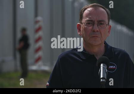 Mariusz Kami?ski, ministre de l'intérieur et de l'Administration, vu près de la nouvelle clôture polonaise-bélarussienne. Le Premier ministre Mateusz Morawiecki est apparu à la frontière entre la Pologne et le Bélarus, au mur de la frontière, que le gouvernement polonais a appelé une « barrière physique ». Il a participé à la remise de cette structure en acier et en béton à la Garde frontalière, par l'entrepreneur du projet, les sociétés Budimex, Unibep et Budrex. Le mur frontalier de la frontière entre la Pologne et le Bélarus a été construit avec 50 000 tonnes d'acier. Elle mesure 5,5 mètres de haut, surmontée d'un fil de rasoir et s'étend sur 186,25 km. Le jeu Banque D'Images