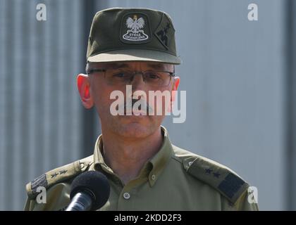 Commandant en chef de la Garde frontalière, le général de division Tomasz Praga, vu lors d'une conférence de presse près de la nouvelle clôture à la frontière entre la Pologne et le Bélarus, près du village de Nowdziel. Le Premier ministre Mateusz Morawiecki est apparu à la frontière entre la Pologne et le Bélarus, au mur de la frontière, que le gouvernement polonais a appelé une « barrière physique ». Il a participé à la remise de cette structure en acier et en béton à la Garde frontalière, par l'entrepreneur du projet, les sociétés Budimex, Unibep et Budrex. Le mur frontalier de la frontière entre la Pologne et le Bélarus a été construit avec 50 000 tonnes d'acier. C'est 5,5 moi Banque D'Images