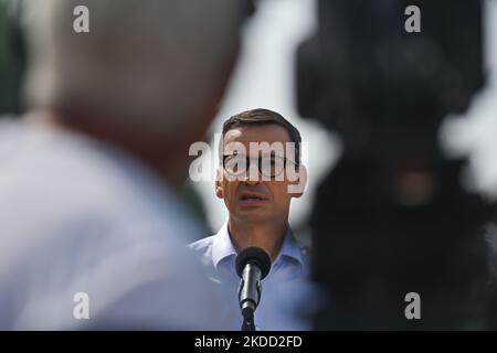 Le Premier ministre polonais, Mateusz Morawiecki, s'adresse aux médias près de la nouvelle barrière à la frontière entre la Pologne et le Bélarus, près du village de Nowdziel. Le Premier ministre Mateusz Morawiecki est apparu à la frontière entre la Pologne et le Bélarus, au mur de la frontière, que le gouvernement polonais a appelé une « barrière physique ». Il a participé à la remise de cette structure en acier et en béton à la Garde frontalière, par l'entrepreneur du projet, les sociétés Budimex, Unibep et Budrex. Le mur frontalier de la frontière entre la Pologne et le Bélarus a été construit avec 50 000 tonnes d'acier. Il mesure 5,5 mètres de haut, surmonté d'un rasoir Banque D'Images