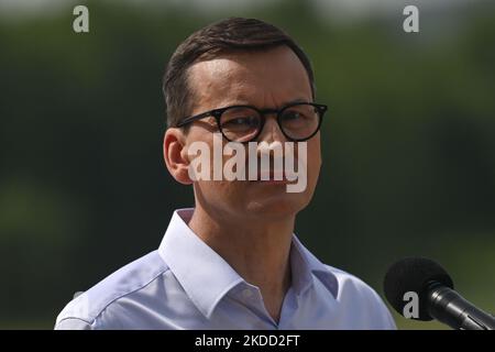 Le Premier ministre polonais, Mateusz Morawiecki, s'adresse aux médias près de la nouvelle barrière à la frontière entre la Pologne et le Bélarus, près du village de Nowdziel. Le Premier ministre Mateusz Morawiecki est apparu à la frontière entre la Pologne et le Bélarus, au mur de la frontière, que le gouvernement polonais a appelé une « barrière physique ». Il a participé à la remise de cette structure en acier et en béton à la Garde frontalière, par l'entrepreneur du projet, les sociétés Budimex, Unibep et Budrex. Le mur frontalier de la frontière entre la Pologne et le Bélarus a été construit avec 50 000 tonnes d'acier. Il mesure 5,5 mètres de haut, surmonté d'un rasoir Banque D'Images