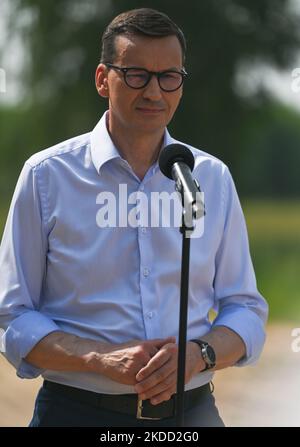 Le Premier ministre polonais, Mateusz Morawiecki, s'adresse aux médias près de la nouvelle barrière à la frontière entre la Pologne et le Bélarus, près du village de Nowdziel. Le Premier ministre Mateusz Morawiecki est apparu à la frontière entre la Pologne et le Bélarus, au mur de la frontière, que le gouvernement polonais a appelé une « barrière physique ». Il a participé à la remise de cette structure en acier et en béton à la Garde frontalière, par l'entrepreneur du projet, les sociétés Budimex, Unibep et Budrex. Le mur frontalier de la frontière entre la Pologne et le Bélarus a été construit avec 50 000 tonnes d'acier. Il mesure 5,5 mètres de haut, surmonté d'un rasoir Banque D'Images