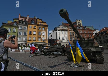 Un touriste prend une photo du char russe T-72BA partiellement détruit et de l'obusier automoteur 2S19 Msta-S capturé par l'armée ukrainienne lors de l'exposition « pour notre liberté et la vôtre » devant le château royal de la vieille ville de Varsovie. Vendredi, 01 juillet 2022, à Varsovie, Pologne. (Photo par Artur Widak/NurPhoto) Banque D'Images