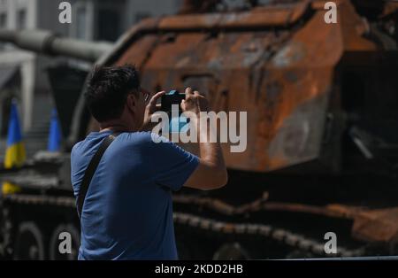 Un touriste prend une photo de l'obusier russe automoteur 2S19 Msta-S partiellement détruit capturé par l'armée ukrainienne lors de l'exposition "pour notre liberté et la vôtre" devant le château royal de la vieille ville de Varsovie. Vendredi, 01 juillet 2022, à Varsovie, Pologne. (Photo par Artur Widak/NurPhoto) Banque D'Images