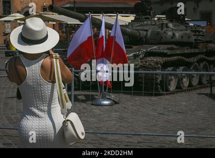 Un touriste prend une photo du char russe T-72BA partiellement détruit capturé par l'armée ukrainienne, exposé à l'exposition "pour notre liberté et la vôtre" en face du château royal de la vieille ville de Varsovie. Vendredi, 01 juillet 2022, à Varsovie, Pologne. (Photo par Artur Widak/NurPhoto) Banque D'Images