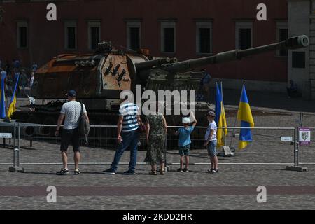 Les gens regardent l'obusier russe automoteur 2S19 Msta-S partiellement détruit capturé par l'armée ukrainienne lors de l'exposition « pour notre liberté et la vôtre » en face du château royal de la vieille ville de Varsovie. Vendredi, 01 juillet 2022, à Varsovie, Pologne. (Photo par Artur Widak/NurPhoto) Banque D'Images