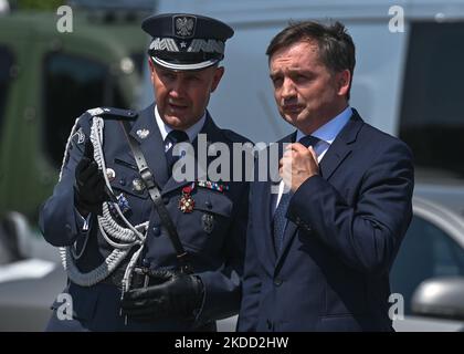 Jacek Kitlinski (L), général du Service pénitentiaire, accueille Zbigniew Ziobro (R), Ministre de la Justice, Procureur général, prêt à célébrer la Journée du Service pénitentiaire sur la place Pilsudski à Varsovie. Vendredi, 01 juillet 2022, à Varsovie, Pologne. (Photo par Artur Widak/NurPhoto) Banque D'Images