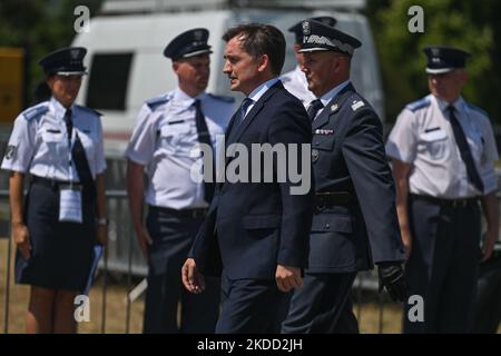 Zbigniew Ziobro (C), Ministre de la Justice, Procureur général, et Jacek Kitlinski (R), général du Service pénitentiaire, commencent la célébration de la Journée du Service pénitentiaire sur la place Pilsudski à Varsovie. Vendredi, 01 juillet 2022, à Varsovie, Pologne. (Photo par Artur Widak/NurPhoto) Banque D'Images