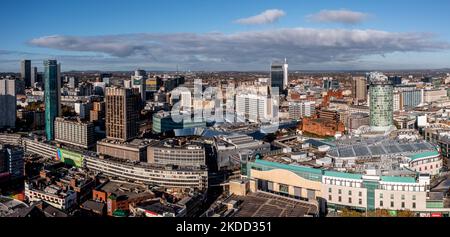 BIRMINGHAM, ROYAUME-UNI - 4 NOVEMBRE 2022. Vue aérienne sur la ville de Birmingham avec le bâtiment Bullring Rotunda et la gare de New Street Banque D'Images