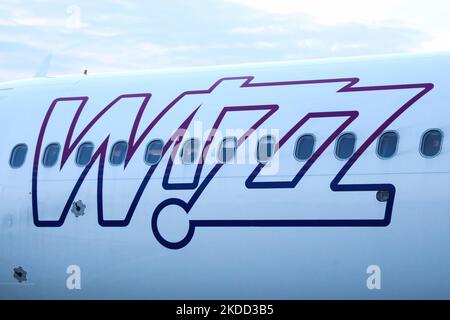 Le logo Wizz Air est visible sur un avion à Varsovie, en Pologne, sur 1 juillet 2022. (Photo de Jakub Porzycki/NurPhoto) Banque D'Images