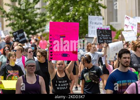 Les défenseurs des droits à l’avortement se réunissent et défileront à l’extérieur du palais de justice du comté de Hamilton après que la Cour suprême a renversé Roe c. Wade la semaine dernière — mettant fin au droit constitutionnel d’une femme à l’avortement, qui est un précédent et une loi depuis près de 50 ans. Samedi, 2 juillet 2022, à Cincinnati, Ohio, ÉTATS-UNIS. (Photo de Jason Whitman/NurPhoto) Banque D'Images