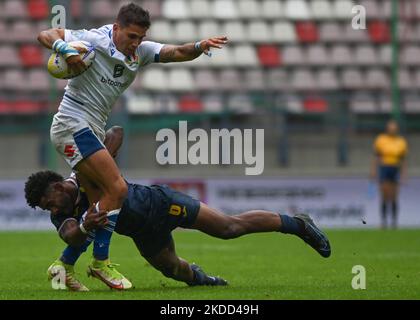 Massimo CIOFFI (R) d'Italie en action affrontée par Jerry SURUMI d'Espagne, pendant l'Espagne hommes 7s contre l'Italie hommes 7s, un match de quiction de la piscine B de la deuxième partie de la série de Championnat d'Europe de rugby Sevens 2022 à Cracovie. Samedi, 02 juillet 2022, dans le stade municipal de Henryk Reyman, Cracovie, petite Pologne Voivodeship, Pologne. (Photo par Artur Widak/NurPhoto) Banque D'Images