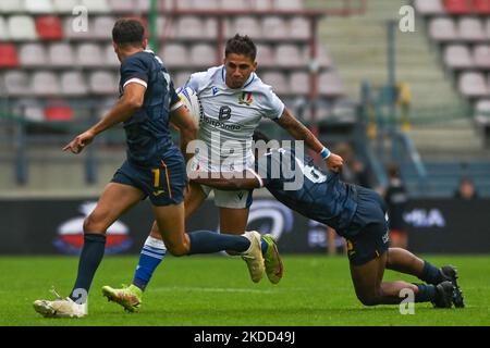 Giovanni MONTEMAURI (C) de l'Italie défié par des joueurs espagnols lors de l'Espagne hommes 7s contre l'Italie hommes 7s, un match de qualification de la piscine B de la deuxième partie de la série de Championnat de rugby Europe Sevens 2022 à Cracovie. Samedi, 02 juillet 2022, dans le stade municipal de Henryk Reyman, Cracovie, petite Pologne Voivodeship, Pologne. (Photo par Artur Widak/NurPhoto) Banque D'Images