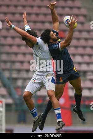 Tiago ROMERO (R) de l'Espagne en action contestée par Alessio GUARDIANO (L) de l'Italie, pendant l'Espagne hommes 7s contre l'Italie hommes 7s, un match de quilication de la piscine B de la deuxième partie de la 2022 Rugby Europe Sevens Championship Series à Cracovie. Samedi, 02 juillet 2022, dans le stade municipal de Henryk Reyman, Cracovie, petite Pologne Voivodeship, Pologne. (Photo par Artur Widak/NurPhoto) Banque D'Images