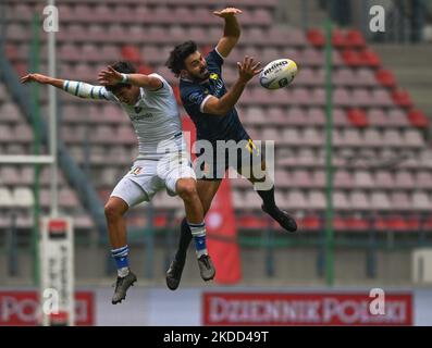 Tiago ROMERO (R) de l'Espagne en action contestée par Alessio GUARDIANO (L) de l'Italie, pendant l'Espagne hommes 7s contre l'Italie hommes 7s, un match de quilication de la piscine B de la deuxième partie de la 2022 Rugby Europe Sevens Championship Series à Cracovie. Samedi, 02 juillet 2022, dans le stade municipal de Henryk Reyman, Cracovie, petite Pologne Voivodeship, Pologne. (Photo par Artur Widak/NurPhoto) Banque D'Images