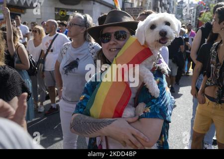 Une jeune femme avec son chien enveloppé d'un drapeau arc-en-ciel participe à la démonstration à travers les rues de Santander (Espagne) pour célébrer le jour de la fierté LGBTI dans la ville, (photo de Joaquin Gomez Sastre/NurPhoto) Banque D'Images