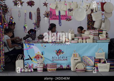 Vente de produits lors de l'inauguration de la Foire des produits Artisanal et durables sur l'esplanade du Macroplaza Cuitláhuac dans le quartier Iztapalapa de Mexico, avec la participation de plus de 40 exposants et producteurs de l'intérieur de la République mexicaine, Qui font partie des programmes fédéraux Sembrando Vida et Conservación de Áreas Naturales (semis de la vie et conservation des zones naturelles). Le but de cette foire est d'apporter leurs méthodes de production respectueuses de l'environnement à Mexico, avec la valeur ajoutée que la consommation de toute la variété d'artis Banque D'Images