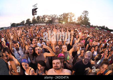 Le public assistant au concert de la chanteuse italienne Cesare Cremonini au parc de course Imola. 2 juillet 2022, Imola (Bologne), Italie (photo de Michele Nucci/LiveMedia/NurPhoto) Banque D'Images