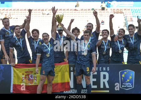 L'équipe nationale espagnole de rugby à sept fête après avoir joué la finale masculine 7s de la série de championnat Rugby Europe Sevens 2022 à Cracovie. Le dimanche, 03 juillet 2022, au stade municipal de Henryk Reyman, Cracovie, petite Pologne Voivodeship, Pologne. (Photo par Artur Widak/NurPhoto) Banque D'Images