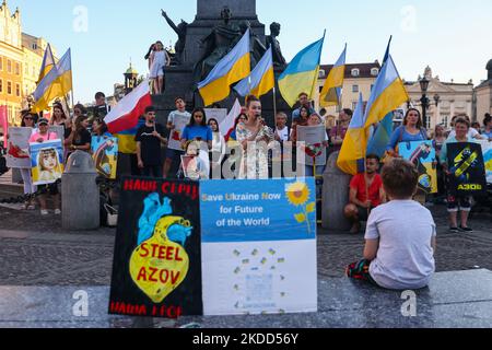 Manifestation sur la place principale pour soutenir les défenseurs du régiment d'Azovstal 4308 qui sont actuellement en captivité russe. Cracovie, Pologne sur 3 juillet 2022. Le Régiment Azov faisait partie des unités ukrainiennes qui ont défendu les aciéries de la ville de Marioupol pendant près de trois mois avant de se rendre en mai sous des attaques russes incessantes du sol, de la mer et de l'air. (Photo de Beata Zawrzel/NurPhoto) Banque D'Images