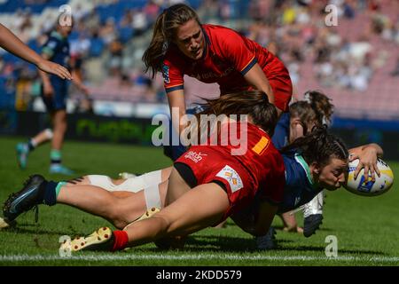 Eilidh SINCLAIR (Centre) d'Écosse en action, attaqué par Marta CANTABRANA d'Espagne, a fait un essai pendant l'Ecosse 7s contre l'Espagne 7s, la finale de bronze de la série de Championnat Rugby Europe Sevens 2022 à Cracovie. Le dimanche, 03 juillet 2022, au stade municipal de Henryk Reyman, Cracovie, petite Pologne Voivodeship, Pologne. (Photo par Artur Widak/NurPhoto) Banque D'Images