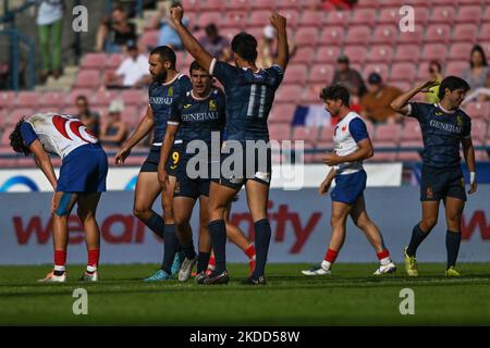 Les joueurs espagnols célèbrent la victoire contre la France 7 lors de la finale masculine 7s de la série de Championnat de rugby Europe Sevens 2022 à Cracovie. Le dimanche, 03 juillet 2022, au stade municipal de Henryk Reyman, Cracovie, petite Pologne Voivodeship, Pologne. (Photo par Artur Widak/NurPhoto) Banque D'Images