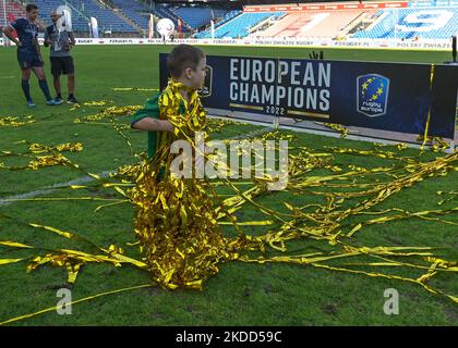 Un jeune fan de rugby à sept collectionne des rubans d'or après la cérémonie de remise des prix alors que l'équipe espagnole de rugby 7s a remporté le match de rugby 7 en France lors de la finale masculine 7s de la série de championnat Rugby Europe Sevens 2022 à Cracovie. Le dimanche, 03 juillet 2022, au stade municipal de Henryk Reyman, Cracovie, petite Pologne Voivodeship, Pologne. (Photo par Artur Widak/NurPhoto) Banque D'Images