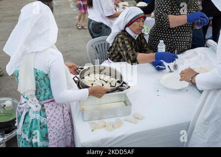 Festival anti-racisme de 3 jours avec des cuisines traditionnelles de nombreux pays à Athènes, Grèce sur 3 juillet 2022. Égypte, Éthiopie, Afghanistan, Zimbabwe, Nigéria, Kurdistan, Philippines entre autres. (Photo de Nikolas Kokovovlis/NurPhoto) Banque D'Images