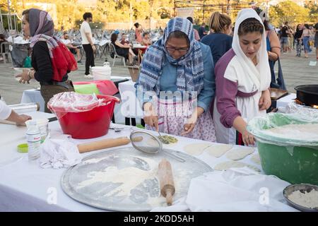 Festival anti-racisme de 3 jours avec des cuisines traditionnelles de nombreux pays à Athènes, Grèce sur 3 juillet 2022. Égypte, Éthiopie, Afghanistan, Zimbabwe, Nigéria, Kurdistan, Philippines entre autres. (Photo de Nikolas Kokovovlis/NurPhoto) Banque D'Images