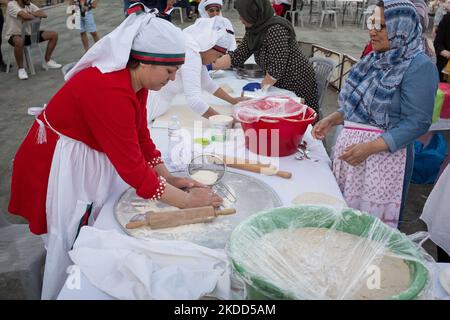 Festival anti-racisme de 3 jours avec des cuisines traditionnelles de nombreux pays à Athènes, Grèce sur 3 juillet 2022. Égypte, Éthiopie, Afghanistan, Zimbabwe, Nigéria, Kurdistan, Philippines entre autres. (Photo de Nikolas Kokovovlis/NurPhoto) Banque D'Images