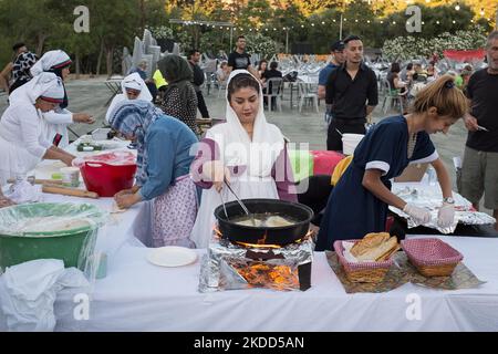 Festival anti-racisme de 3 jours avec des cuisines traditionnelles de nombreux pays à Athènes, Grèce sur 3 juillet 2022. Égypte, Éthiopie, Afghanistan, Zimbabwe, Nigéria, Kurdistan, Philippines entre autres. (Photo de Nikolas Kokovovlis/NurPhoto) Banque D'Images