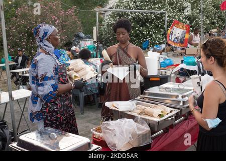 Festival anti-racisme de 3 jours avec des cuisines traditionnelles de nombreux pays à Athènes, Grèce sur 3 juillet 2022. Égypte, Éthiopie, Afghanistan, Zimbabwe, Nigéria, Kurdistan, Philippines entre autres. (Photo de Nikolas Kokovovlis/NurPhoto) Banque D'Images