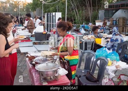 Festival anti-racisme de 3 jours avec des cuisines traditionnelles de nombreux pays à Athènes, Grèce sur 3 juillet 2022. Égypte, Éthiopie, Afghanistan, Zimbabwe, Nigéria, Kurdistan, Philippines entre autres. (Photo de Nikolas Kokovovlis/NurPhoto) Banque D'Images