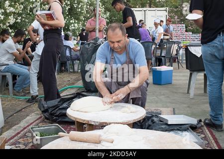 Festival anti-racisme de 3 jours avec des cuisines traditionnelles de nombreux pays à Athènes, Grèce sur 3 juillet 2022. Égypte, Éthiopie, Afghanistan, Zimbabwe, Nigéria, Kurdistan, Philippines entre autres. (Photo de Nikolas Kokovovlis/NurPhoto) Banque D'Images