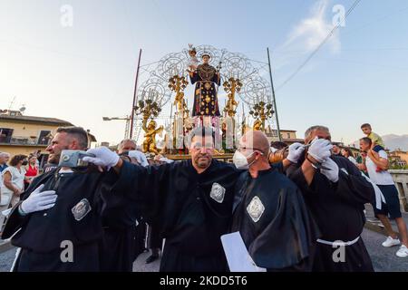 La statue du saint est portée dans les rues de la ville, ornée de fleurs et d'illuminations. À Rieti, Italie, le 3 juillet 2022. (Photo de Riccardo Fabi/NurPhoto) Banque D'Images