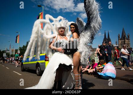 Deux membres de la communauté LGBT posent pour la photo lors du défilé annuel de fierté de la CDD à Cologne, en Allemagne, sur 3 juillet 2022, un million de personnes participant au défilé de cette année (photo de Ying Tang/NurPhoto) Banque D'Images